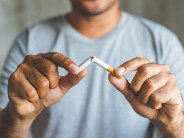 Hombre rompe un cirgarrillo decidido a superar los peores días al dejar de fumar