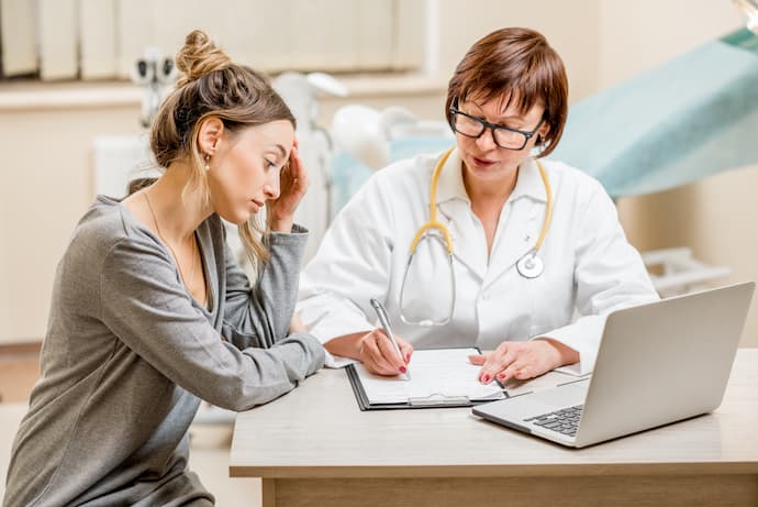 mujer en consulta ginecológica