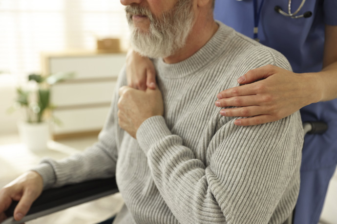 paciente con Alzheimer recibe atención profesional