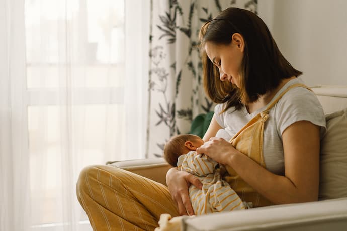 madre amamantando a su bebé