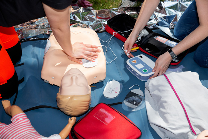 Qué son los primeros auxilios: manejo de emergencias con equipo adecuado