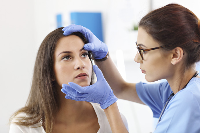 Médico revisa problemas oculares por diabetes
