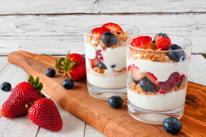 Yogur con frutos del bosque y fresas como ejemplo de receta con superalimentos.