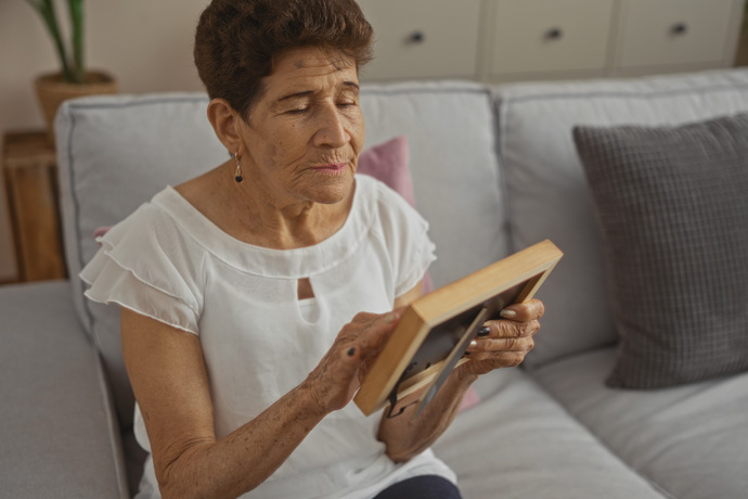 Mujer haciendo la terapia de reminiscencia.