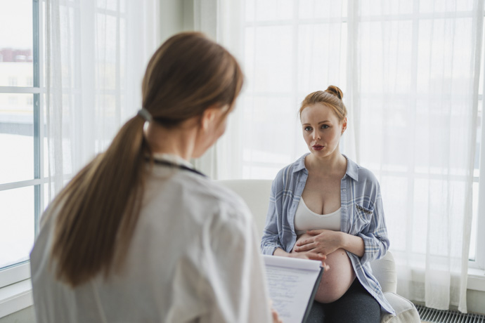 Médico habla sobre tipos de placenta con mujer embarazada 