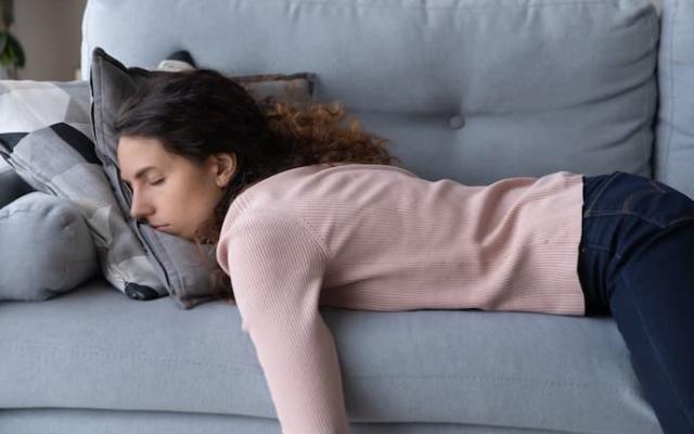 mujer con fatiga mental