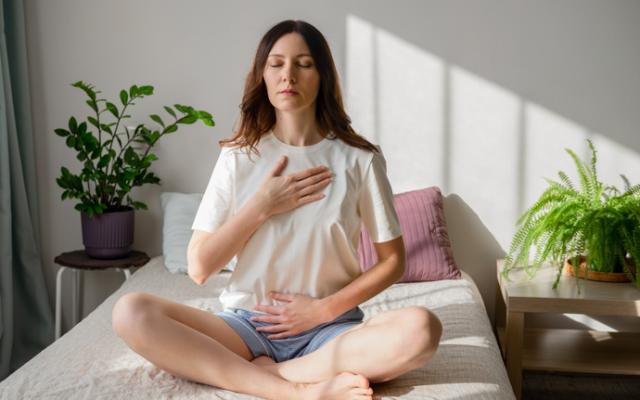 mujer practicando la respiracion abdominal