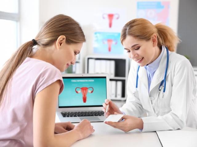 mujer diagnosticada con cáncer de cuello uterino