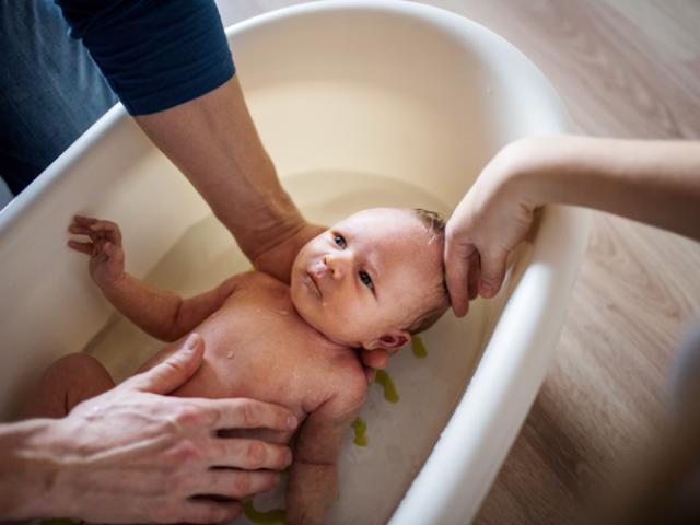 Cómo bañar al bebé en una bañera pequeña, paso a paso.