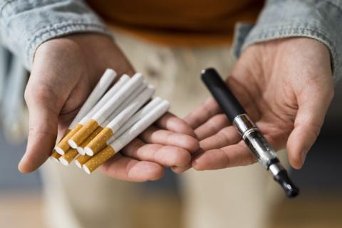 Cigarros y cigarro electrónico contiene nicotina