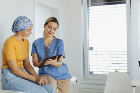 Médico habla con paciente de cáncer